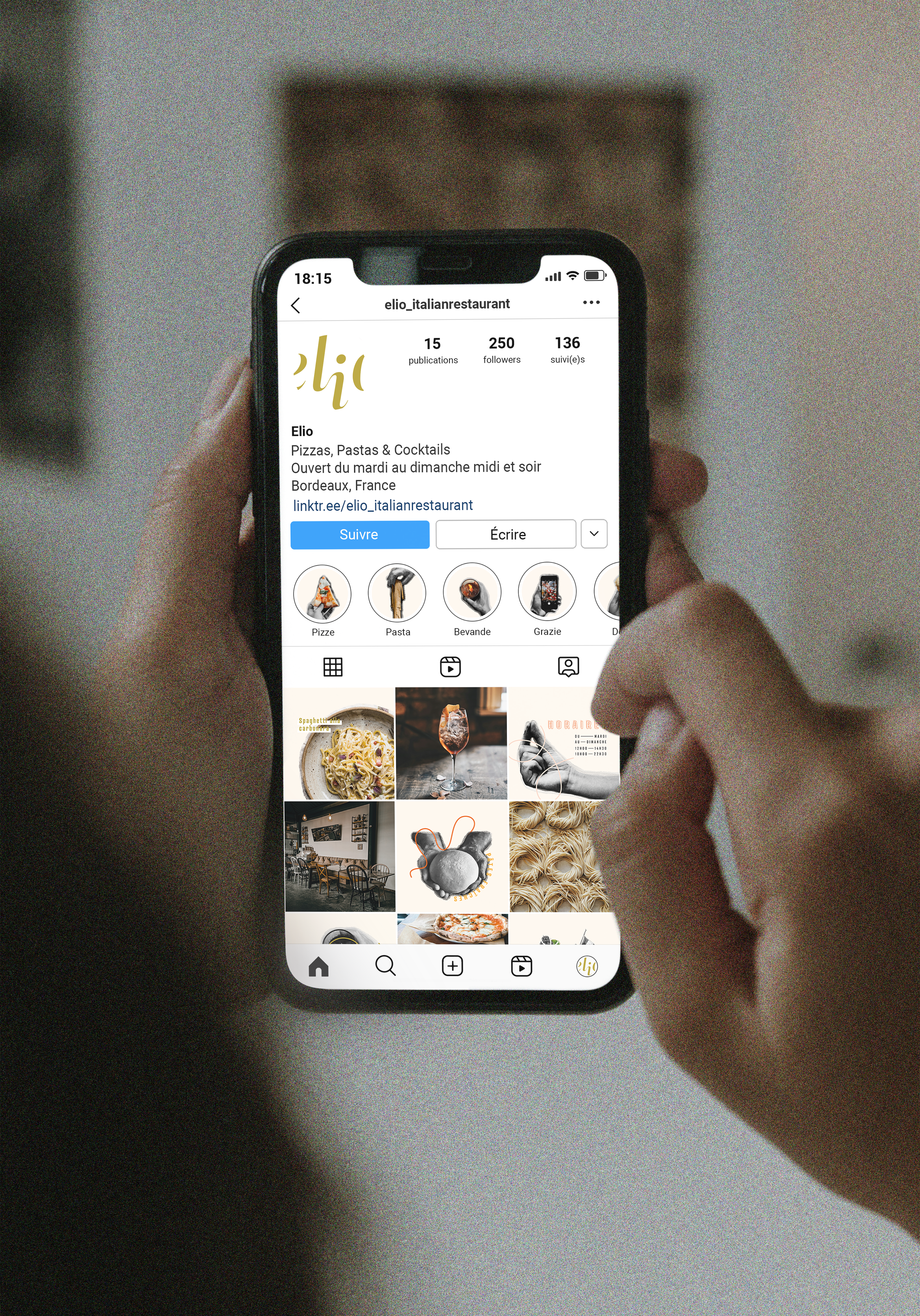 Restaurant's instagram profil on a phone / Profil Instagram du restaurant sur un téléphone