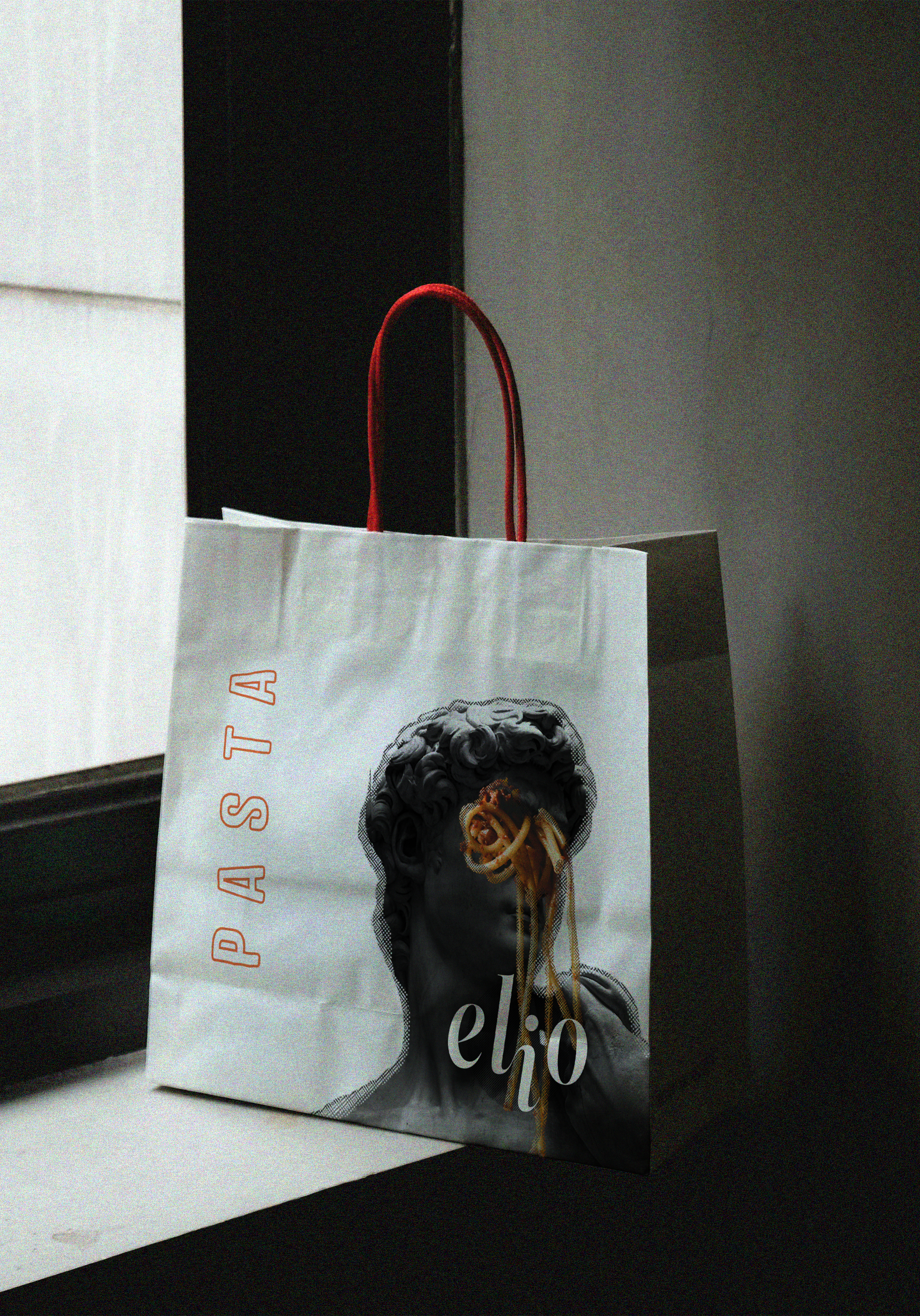 Take-away paper bag with Elio's logo, illustration and pasta / Sac en papier pour plats à emporter avec le logo Elio, une illustration et écrit pasta
